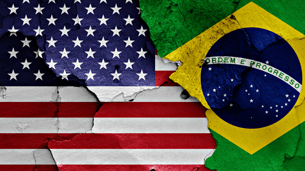 Bandeiras do EUA e Brasil lado a lado - Divulgaçãogação