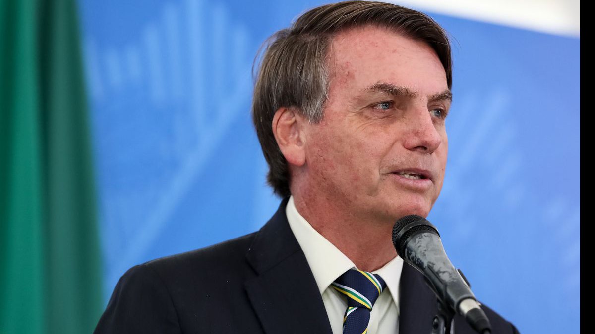 Bolsonaro sanciona auxílio emergencial de R$ 600 e abre crédito de R$ 98 bi