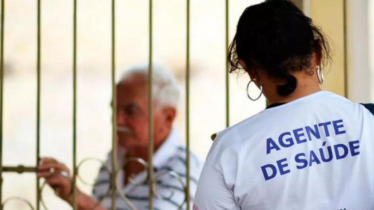 Concurso Prefeitura de Guapó: agente de saúde visita casa de idoso