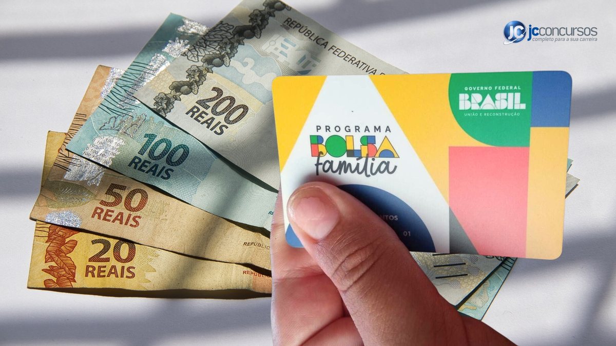 Mulher segura o cartão do Bolsa Família e notas de dinheiro - Divulgação JC Concursos