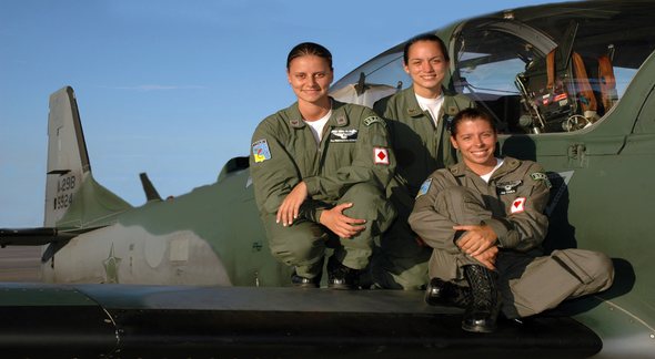 Concurso Aeronáutica: três aviadoras posam para foto ao lado de avião - Divulgação