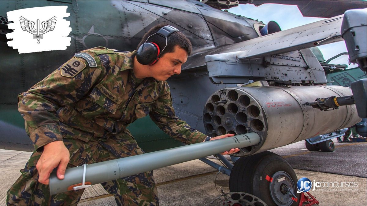 Concurso da Aeronáutica: militar introduz míssil em aeronave da Força Aérea Brasileira - Divulgação