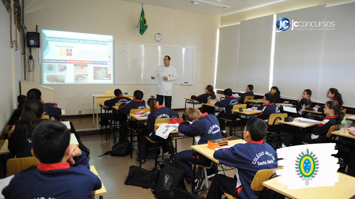 Concurso do Exército: alunos de colégio militar observam explicação de professor em sala de aula