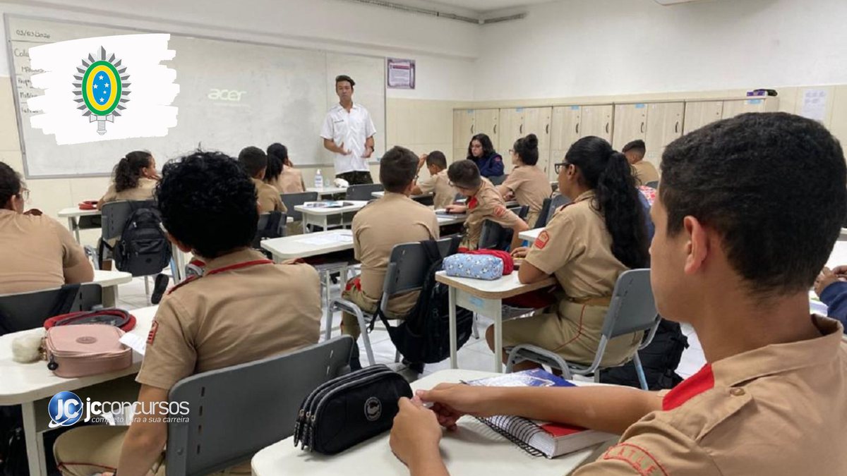 Concurso do Exército: alunos de colégio militar observam explicação de professor em sala de aula
