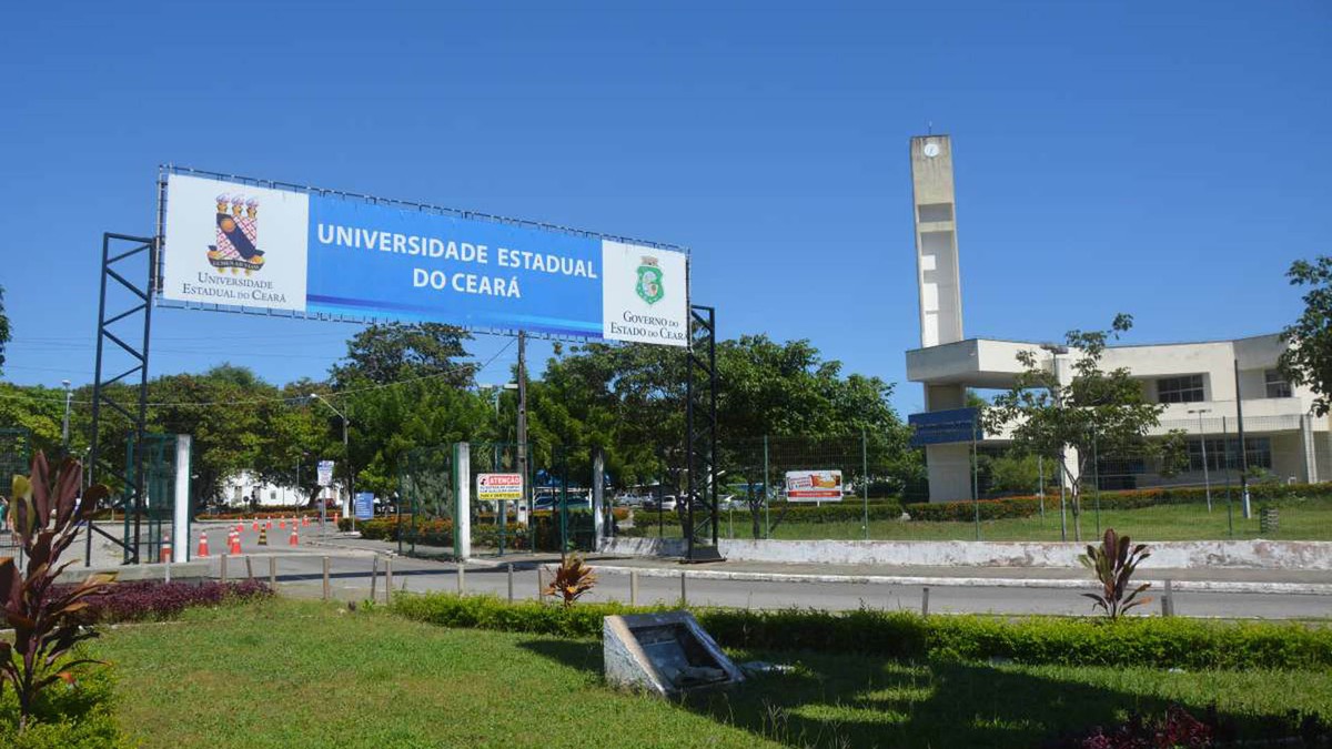 Concurso Funece: placa da Universidade Estadual do Ceará