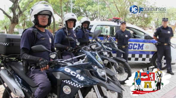 Concurso Prefeitura de Jacareí: Guardas municipais em cima da moto e ao lado da viatura - Divulgação