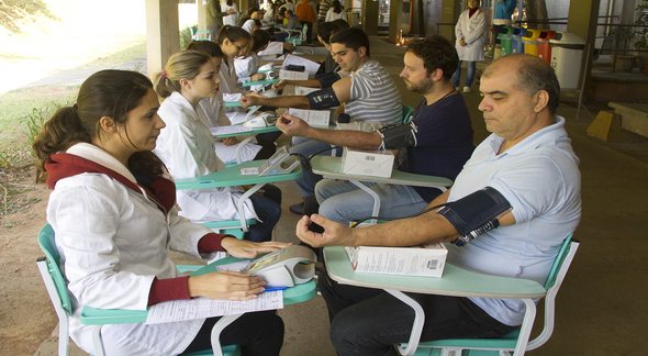 Concurso HCRP: grupo de profissionais da saúde verifica pressão arterial de diversas pessoas - Marcos Santos/USP Imagens