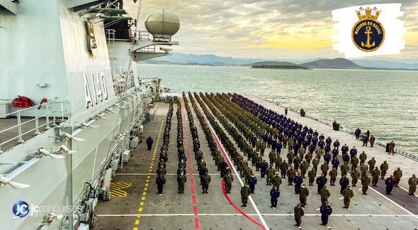 Concurso da Marinha: dezenas de marinheiros perfilados em convés de embarcação - Foto: Divulgação