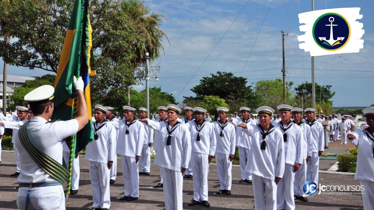 Concurso da Marinha: estudantes do Colégio Naval perfilados diante da bandeira do Brasil