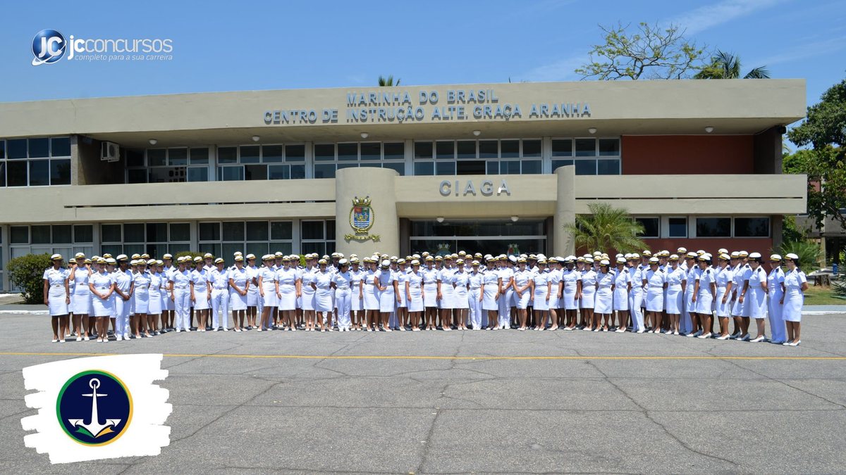 Concurso da Marinha: alunos do Ciaga posam para foto durante aula inaugural do curso de formação de oficiais - Divulgação