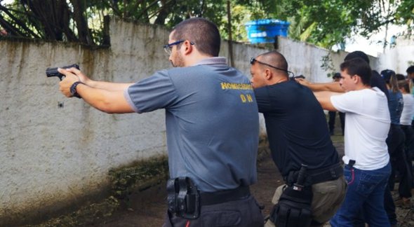 Concurso PC AL: policiais durante treinamento de tiro - Divulgação
