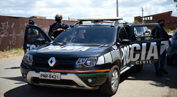 Concurso PC CE: agentes da Polícia Civil do Ceará ao lado de viatura - Divulgação