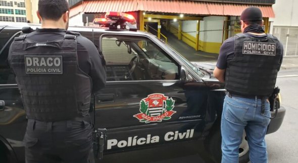 Concurso PC SP: policiais civis ao lado de viatura - Divulgação