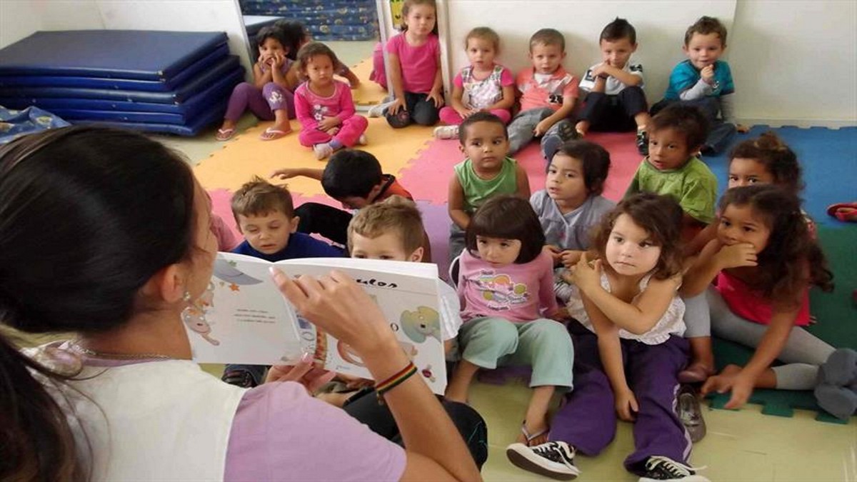 Concurso Prefeitura Curitiba - professor de educação infantil durante atividades com estudantes