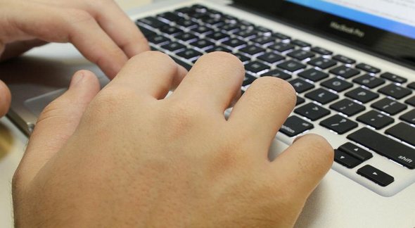 Concurso Prefeitura de Sucupira do Riachão - mãos posicionadas sobre teclado de notebook - EBC