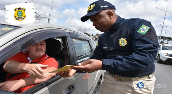 Concurso PRF: policial rodoviário aborda motorista - Divulgação