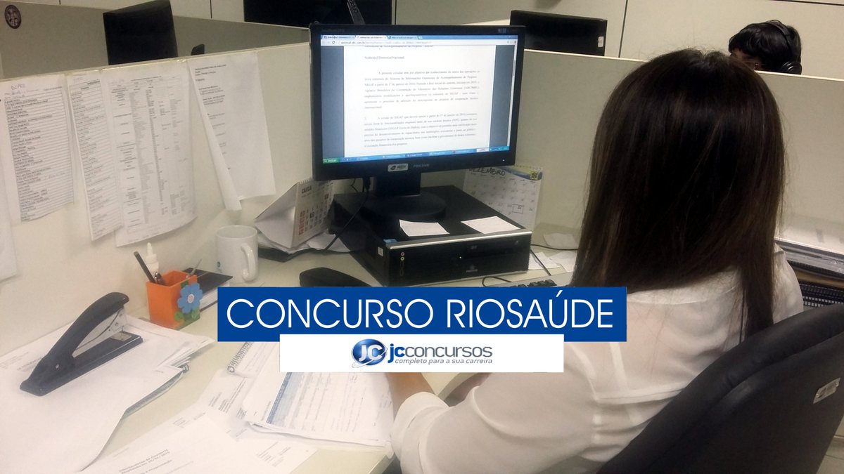 Concurso RioSaúde - pessoa trabalha em frente ao computador