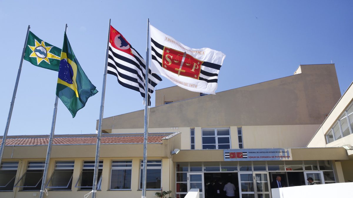 Concurso TJ SP: bandeiras hasteadas em frente ao fórum de Potirendaba, no interior paulista