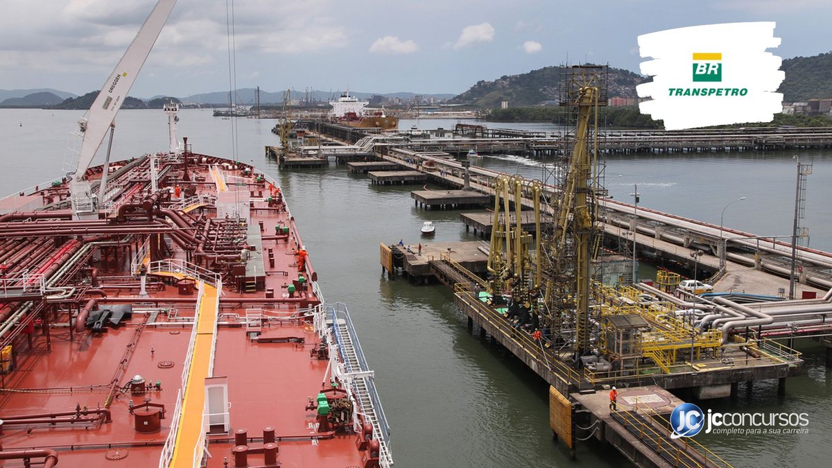 Concurso da Transpetro: navio de transporte de derivados de petróleo atracado em um dos terminais da companhia