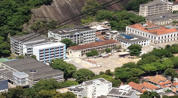 Concurso UniRio - Vista aérea do campus Urca - Wikimedia Commons