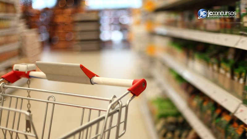 Carrinho de compras vazio em supermercado - Divulgação JC Concursos
