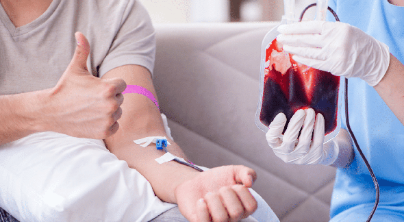Processo Seletivo HemoMinas: profissional segura bolsa de doação de sangue - Divulgação