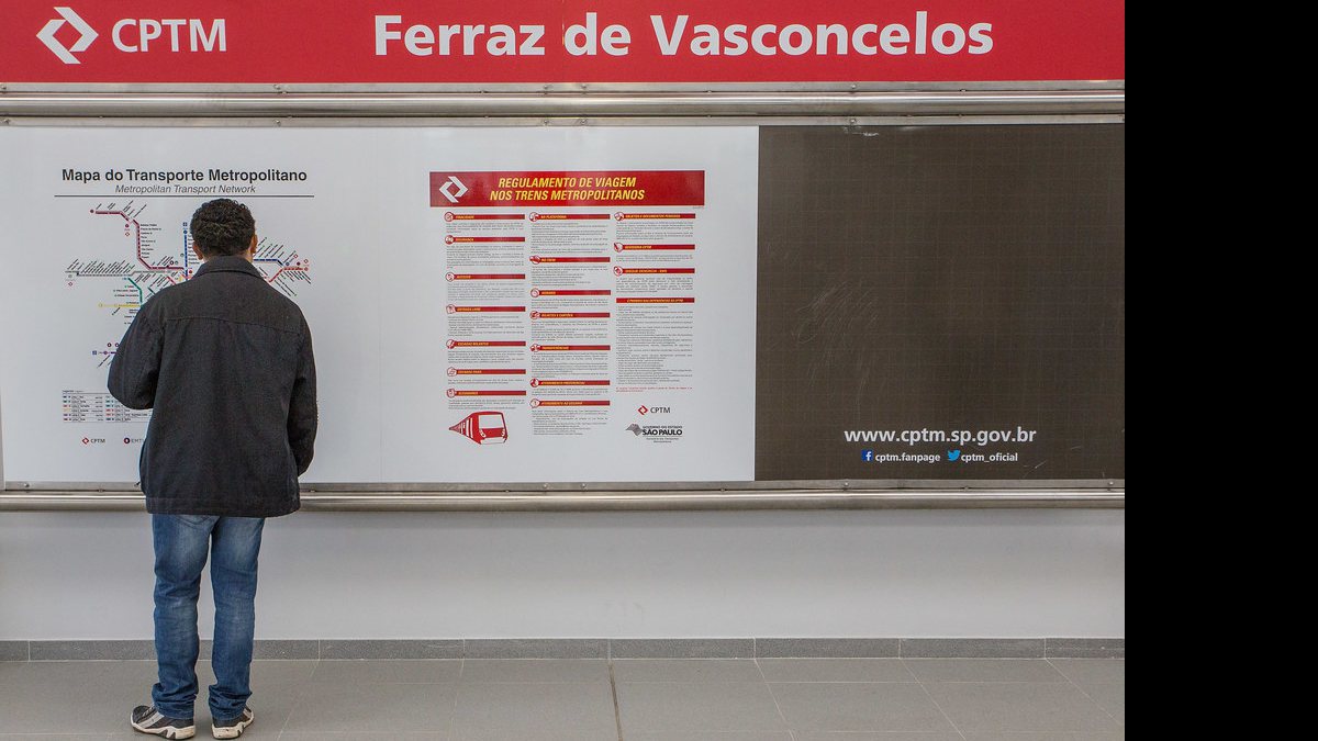 Concurso Prefeitura Ferraz de Vasconcelos: homem na estação de trem de Ferraz de Vasconcelos