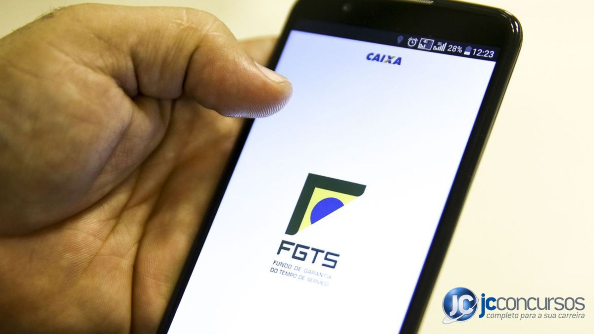 Celular aberto com o site do FGTS - Agência Brasil