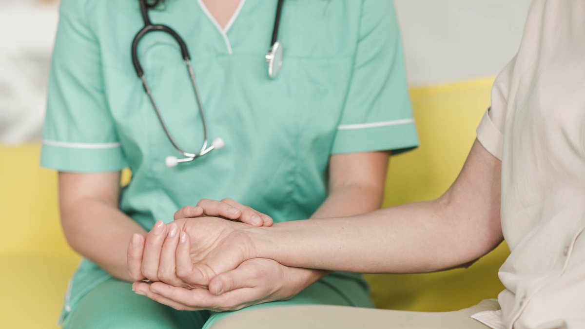 Processo Seletivo Prefeitura de Curitiba: enfermeira segura mão de paciente