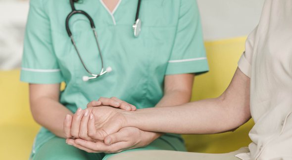 Processo Seletivo Prefeitura Pará de Minas: enfermeiro atende paciente - Divulgação