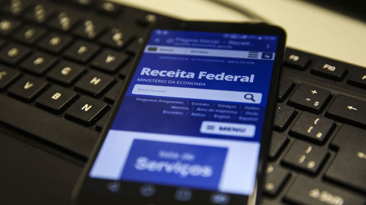 Celular aberto com o site da Receita Federal - Agência Brasil - Novas regras Imposto de Renda 2023
