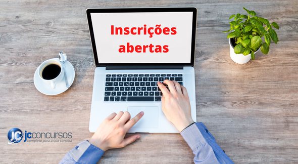 Concurso Prefeitura de Araçatuba: homem acessa internet em notebook - Divulgação