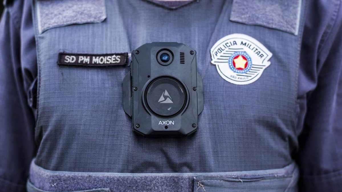 Policial com câmara acoplada ao uniforme - Divulgação JC Concursos