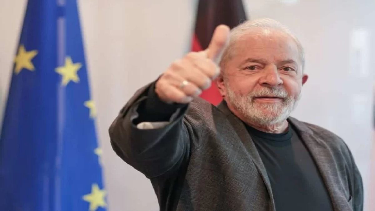 Lula faz sinal de positivo com a mão - Divulgação
