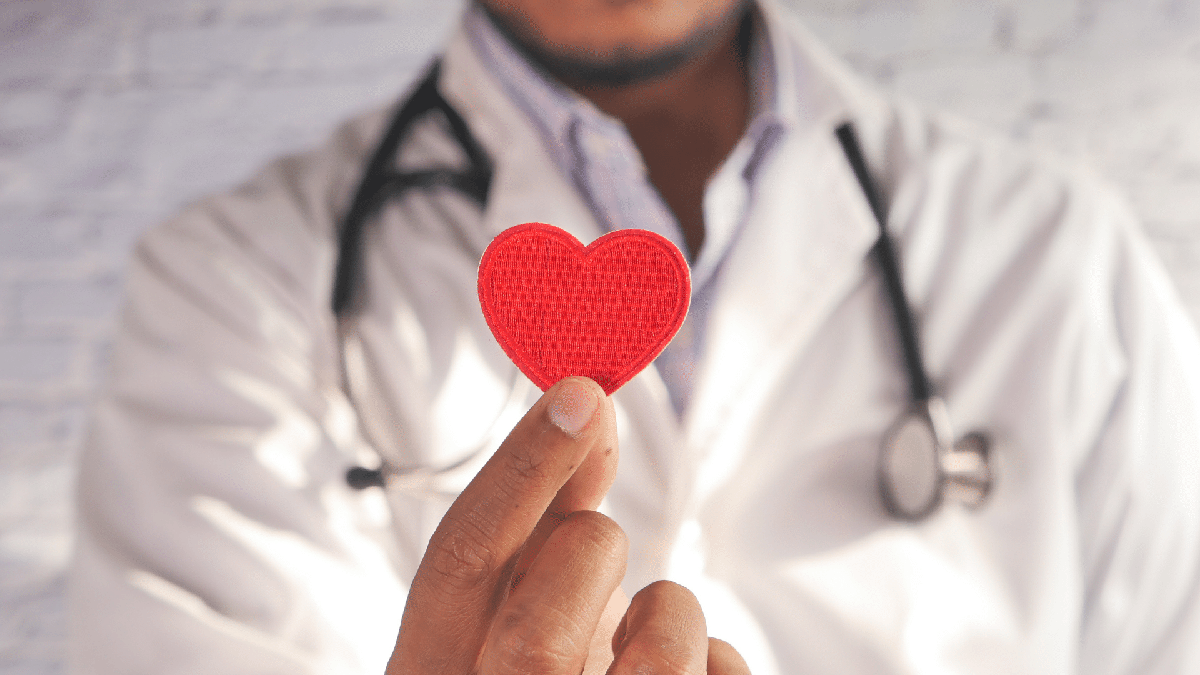 Concurso Prefeitura de Mombuca: médico segura papel em formato de coração