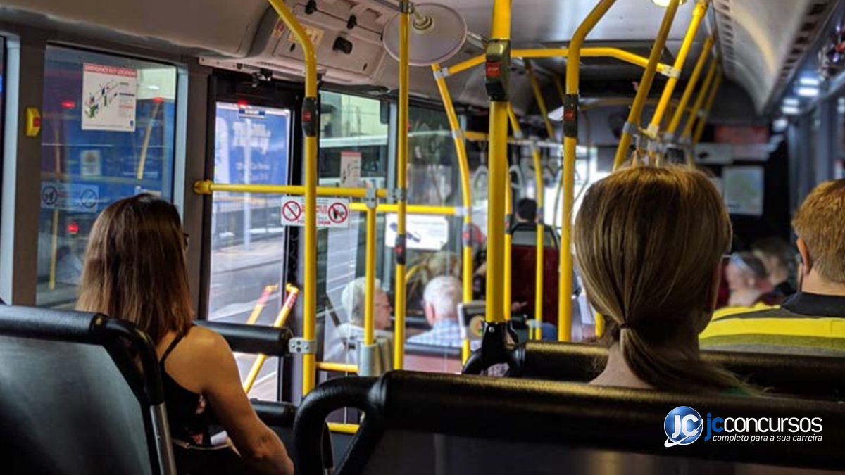 Passageiros dentro de um ônibus - JC Concursos Divulgação