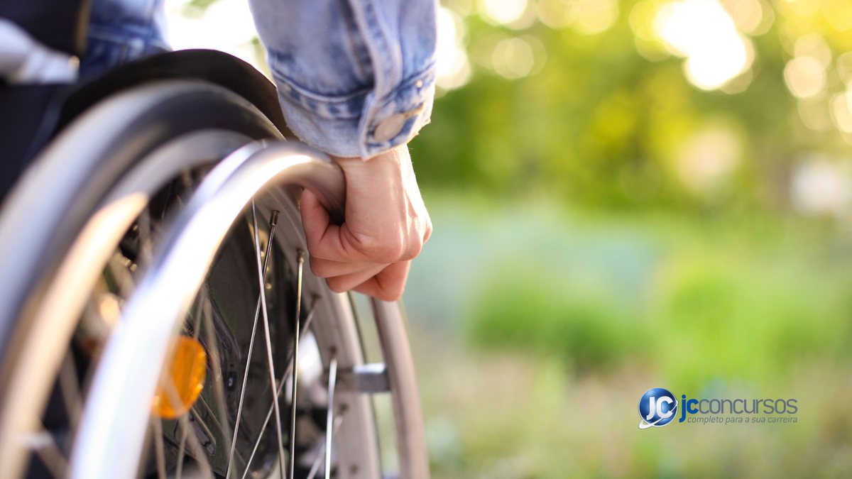 Pessoa com deficiência em cadeira de rodas