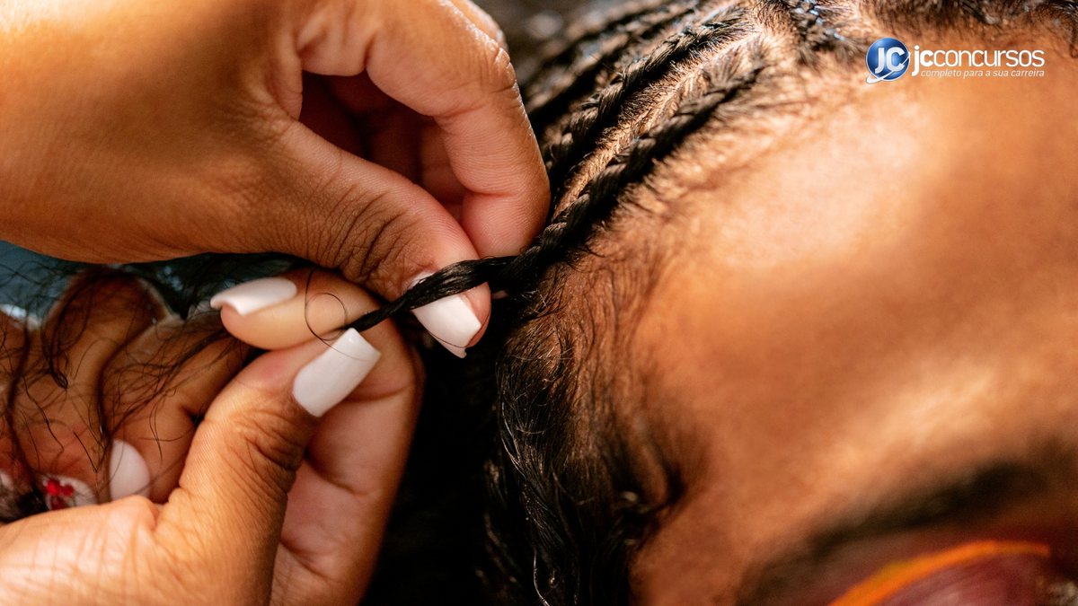 De acordo com os relatos, a empresa que fabrica a pomada de cabelo funciona desde 2016 mesmo com licença cancelada - Divulgação/JC Concursos