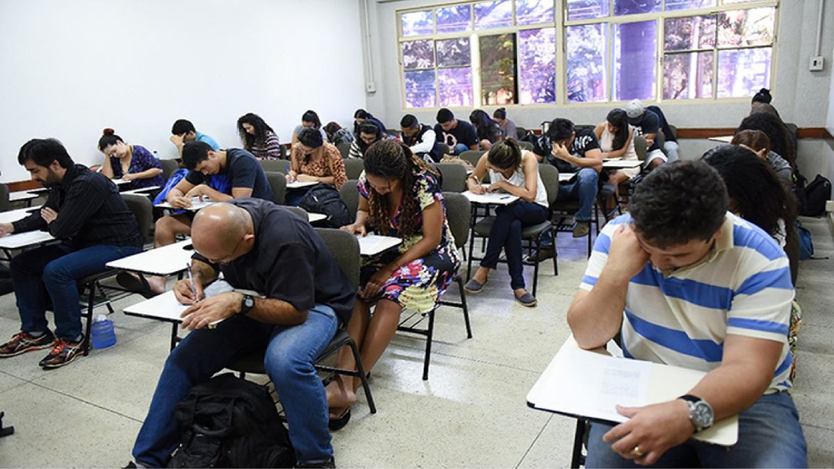 Encceja 2024 avalia jovens e adultos sem diploma do ensino fundamental e médio - Agência Brasil