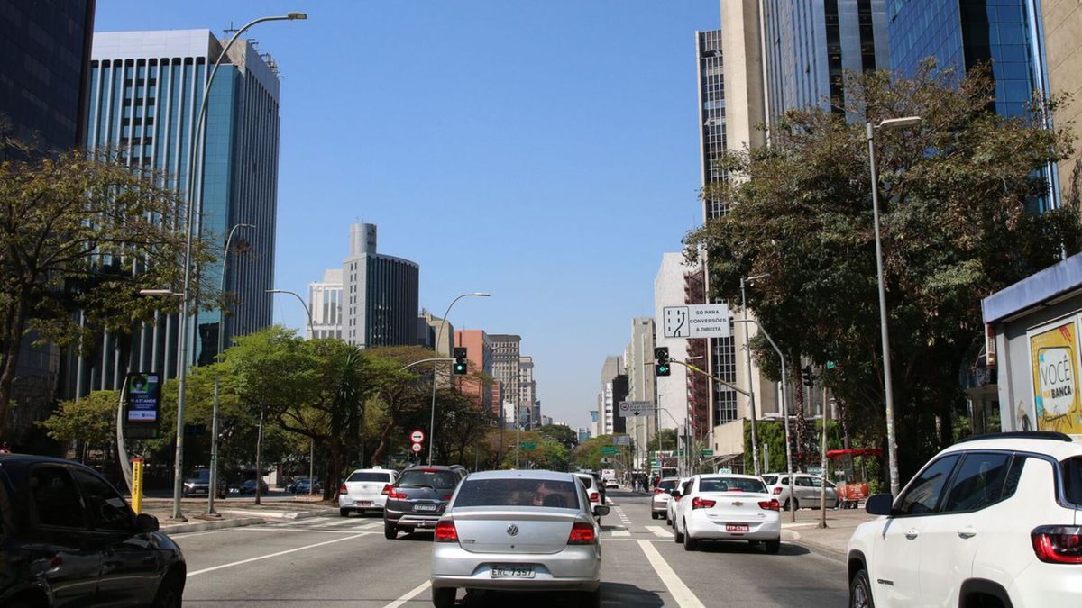Carros circulam em avenida - Agência Brasil