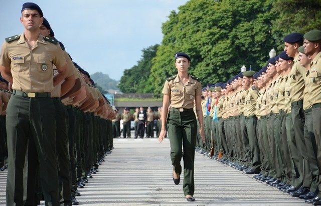 Concurso Exército: oficiais alinhados em treinamento